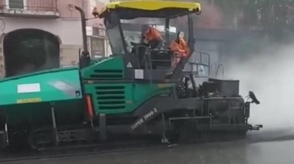 "Подводное строительство": в Харькове дорожники укладывали асфальт прямо во время ливня (видео)