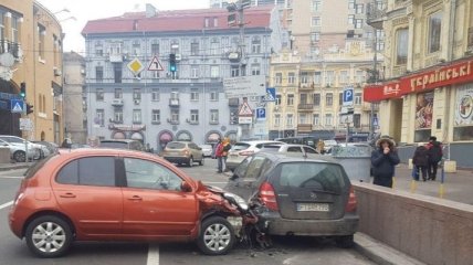 В центре Киева пьяный водитель протаранил припаркованный автомобиль
