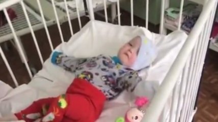 Детдомовский малыш сам себя укачивает (трогательное видео)