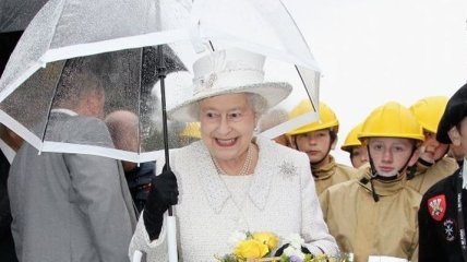 Яркие образы королевы Елизаветы ІІ с элегантными зонтами (Фото)