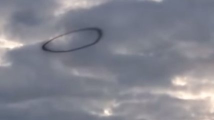 В небе над Британией увидели загадочное черное кольцо 