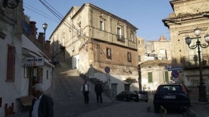 Еще в одном городе Италии начали бесплатно раздавать старые особняки (Фото)