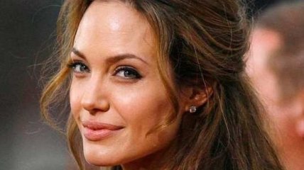Она ест: тощую Анджелину Джоли сфографировали за приемом пищи