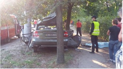 Автомобиль во Львове въехал в столб, два человека погибло