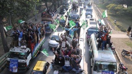 Многотысячный марш движется к столице Пакистана
