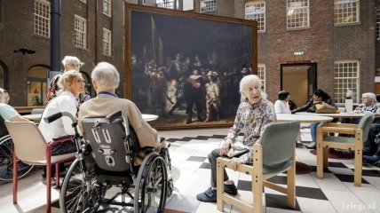 В домах престарелых Амстердама выставили "Ночной дозор" Рембрандта (Фото)