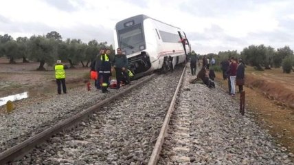 В Испании поезд с пассажирами сошел с рельсов, много пострадавших 