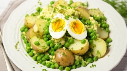 Зеленый салат с молодым картофелем и яйцами