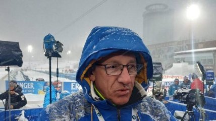 На Новый год биатлонисты бросили главного тренера в снег