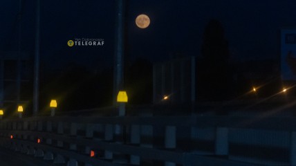 "Полуничний місяць" над Києвом