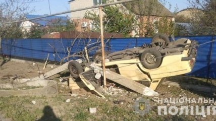 В Запорожской области пьяный водитель въехал в электроопору: трое погибших 