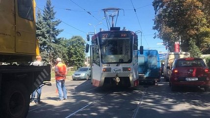 В Харькове трамвай слетел с пути и столкнулся с микроавтобусом