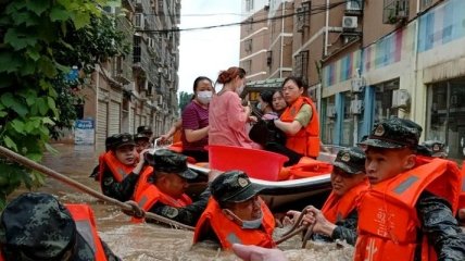 Китай накрыло убийственное наводнение: десятки человек погибли, тысячи - эвакуированы (фото, видео)