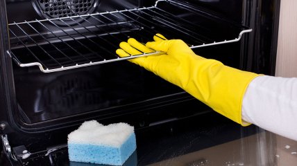 Чищення плити та духовки — важлива частина прибирання на кухні