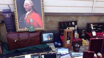 В Харькове у чиновника нашли драгоценности, старинное оружие и иконы