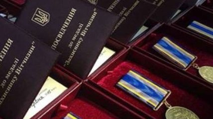 Порошенко наградил медалями военных и полицейских