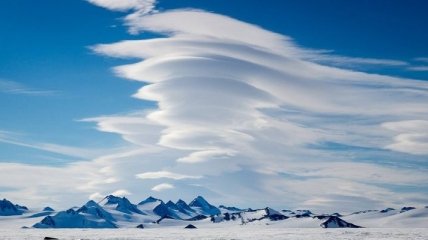 В Антарктиде из под снега выглянула летающая тарелка (Видео)