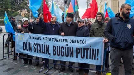 В Стамбуле пикетировали консульство РФ из-за аннексии Крыма