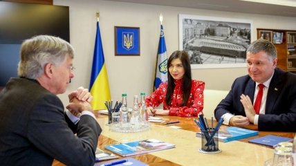 Аваков с вице-президентом Института мира США обсуждал деоккупацию Донбасса