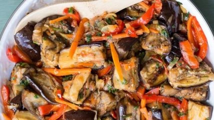 Рецепт дня: вкусный салат из баклажанов и овощей 