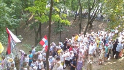 Участники крестного хода УПЦ КП подходят к Софийской площади  