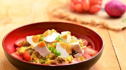 Сытный и вкусный теплый салат из баклажанов, помидоров и яиц