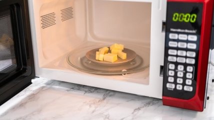 Как избавиться от неприятного запаха в микроволновке