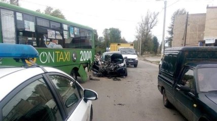 В Харькове BMW врезался в маршрутку, есть пострадавшие