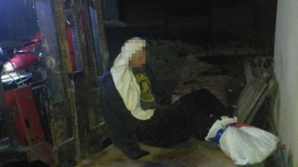 В Одессе спасли мужчину, который примерз ногами к крыше дома