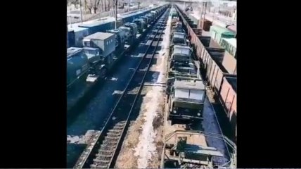 Эшелоны не заканчиваются: идущая в Крым военная техника попала на новое видео