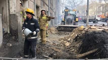 В Одессе спасатели продолжают работы на территории сгоревшего колледжа