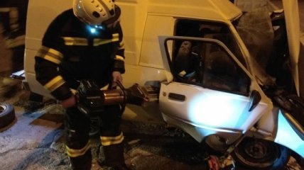 Ночью в Мариуполе авто пробило отбойник