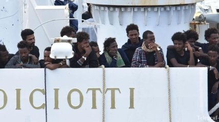 Италия разрешила мигрантам сойти с судна, которое на 5 дней "застряло" в порту