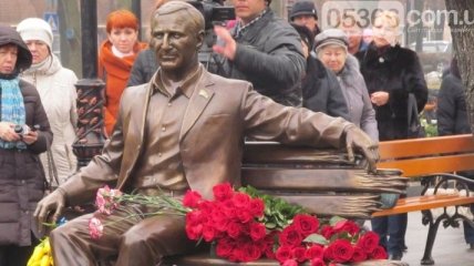 В Кременчуге открыт памятник бывшему мэру города Олегу Бабаеву