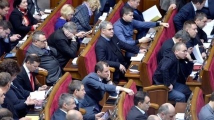 Сколько зарабатывают простые украинцы и народные депутаты