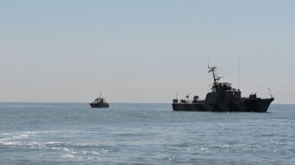 Береговая охрана РФ била лучом зеленого цвета по украинским катерам