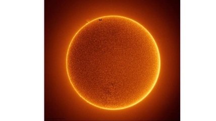 NASA представило снимок МКС, проходящей перед Солнцем