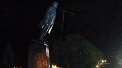 В Павлограде снесли памятник Ленину (Видео)