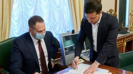 Зеленскому предлагают внести в Конституцию полномочия и.о. президента для Ермака
