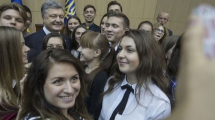 Студент спросил у Порошенко, когда он отправит своих детей в АТО (Видео)