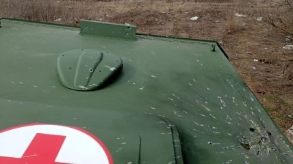 На Донбасі бойовики обстріляли санітарний автомобіль ЗСУ (Фото)