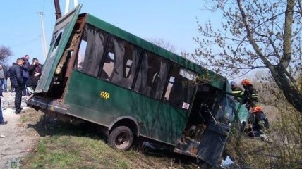В Луганской области "МАЗ" столкнулся с маршруткой, есть пострадавшие 