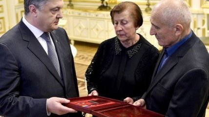 Порошенко вручил "Золотую Звезду" родителям погибшего в АТО оперного певца