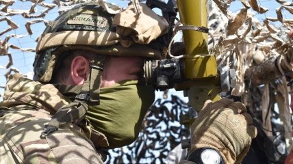 Украинский военный на позиции