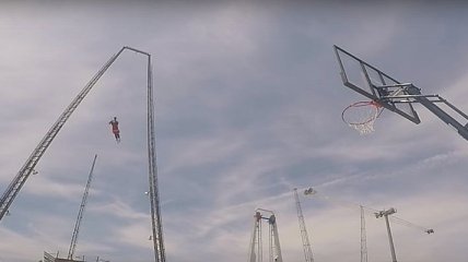 Баскетболист попал в кольцо с 33-х метровой высоты (Видео)