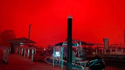 Пейзажи преисподней: в Австралии небо окрасилось в кроваво-красный цвет 