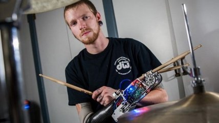 Роботизированный протез дал барабанщику уникальные способности