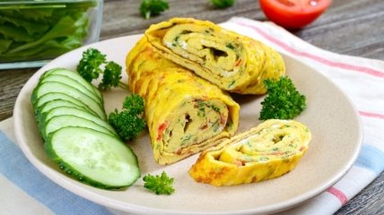 Яєчний рол із сирною начинкою