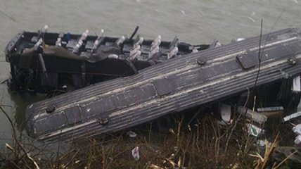 Рейсовый автобус с пассажирами упал в реку 