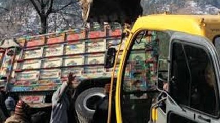 В Кашмире грузовик въехал в школу для девушек, есть жертвы
